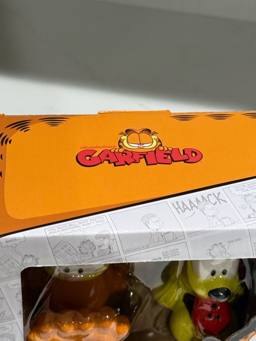 Nickelodeon Garfield Orange & Yellow Ceramic Salt and Pepper Shaker Set - Picture 3 of 5